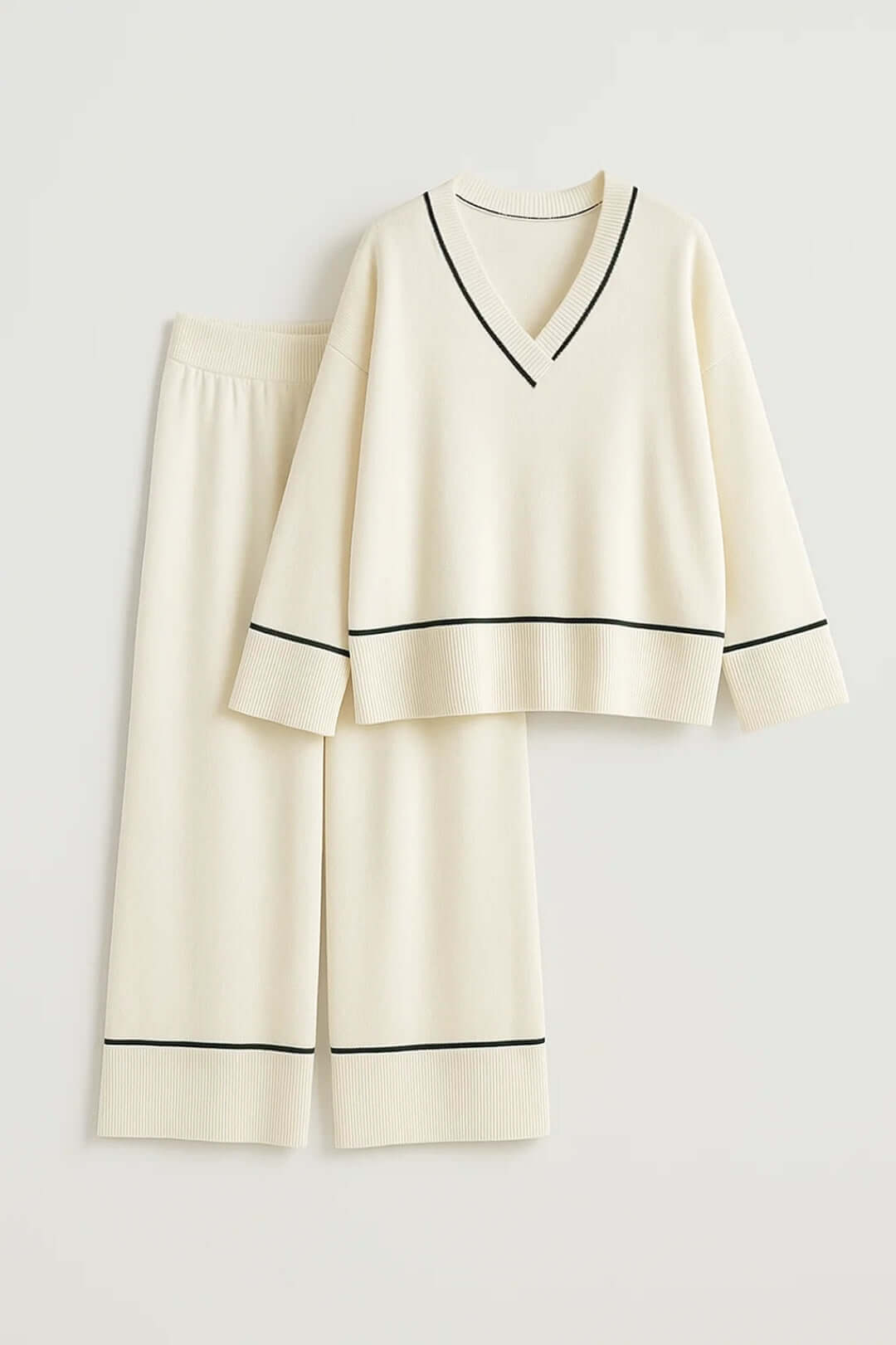 Nora | Loungewear Set with Deep V-Neck & Contrast Details – Relaxed Fit