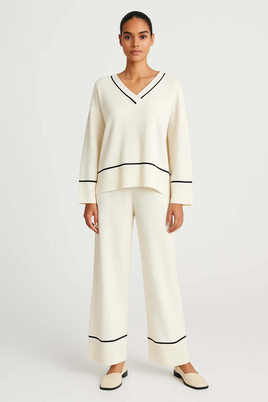 Nora | Loungewear Set with Deep V-Neck & Contrast Details – Relaxed Fit